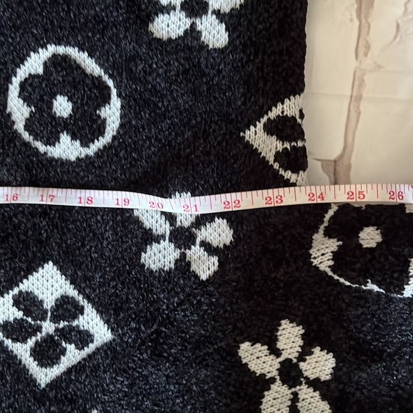 Inspired black and white thick sweater size large - Picture 6 of 6